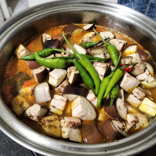 Masukkan juga terong dan cabe rawit hijau. Aduk rata.