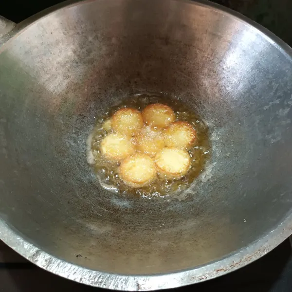 Potong bulat egg tofu, lalu goreng sampai sedikit kecoklatan. Angkat dan tiriskan.
