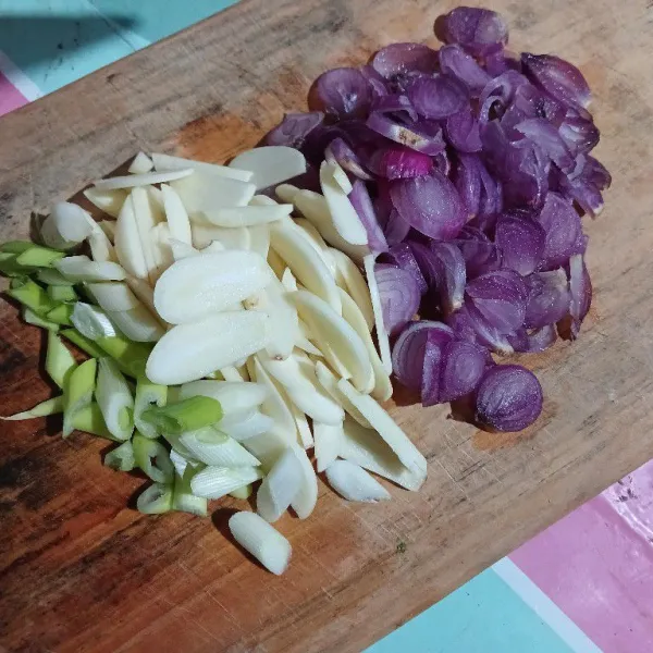 Iris bawang putih, bawang merah, dan daun bawang.