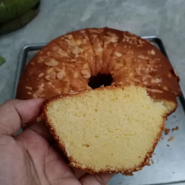 Setelah matang langsung keluarkan dari loyang. Tunggu hangat kemudian potong-potong.