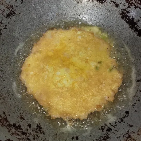 Panaskan minyak lalu masukkan telur, goreng hingga matang kuning keemasan.