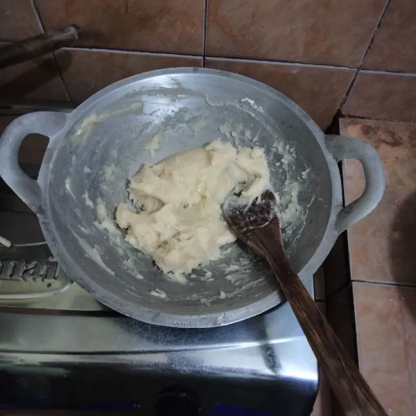 Masukkan tepung terigu, aduk rata dan masak di api sedang cenderung kecil. Masak hingga mengental, kemudian matikan api.