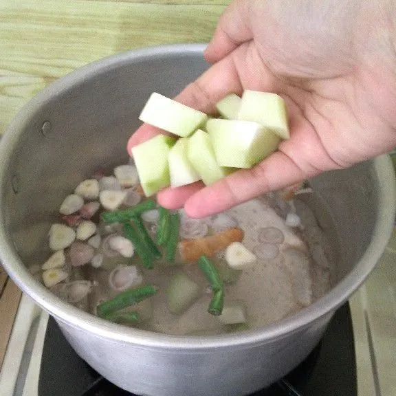 Masukkan manisa dan kacang panjang kemudian masak hingga empuk.