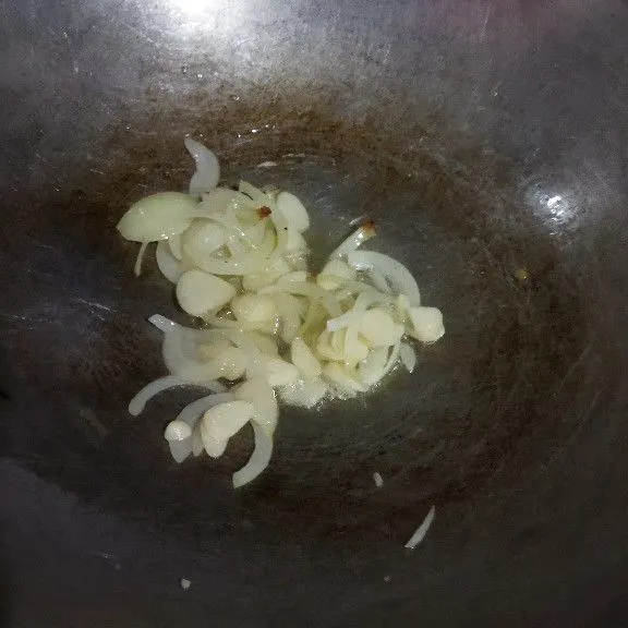 Tumis bombay dan bawang putih sampai harum.