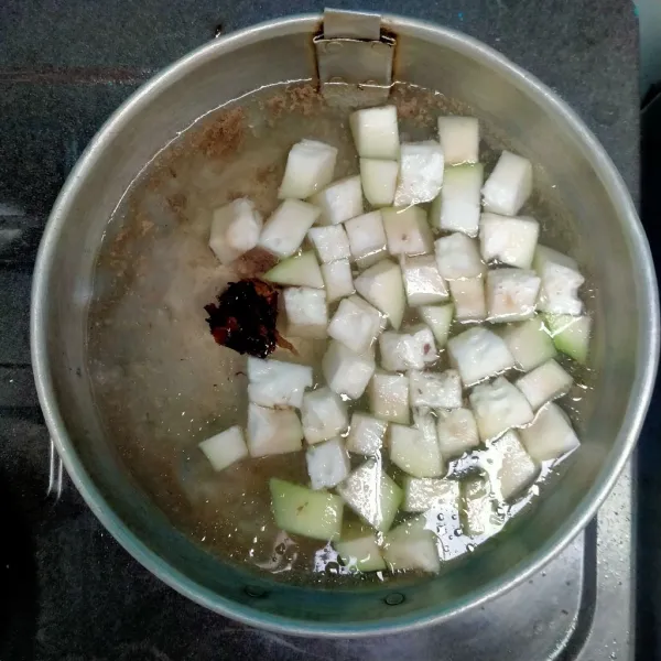Masukkan waluh putih dan lengkuas.