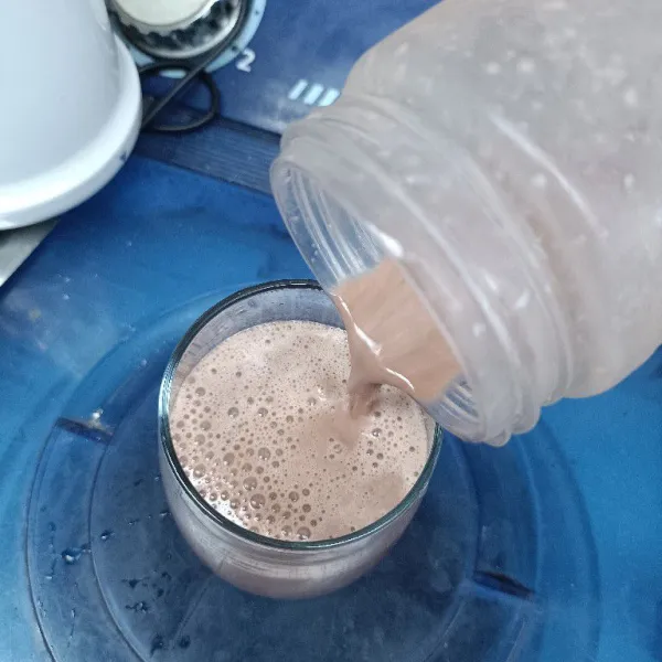 Tuang ke dalam gelas.