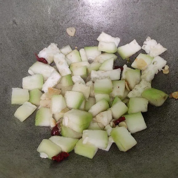 Masukkan labu. Tambahkan secukupnya air dan masak sebentar.