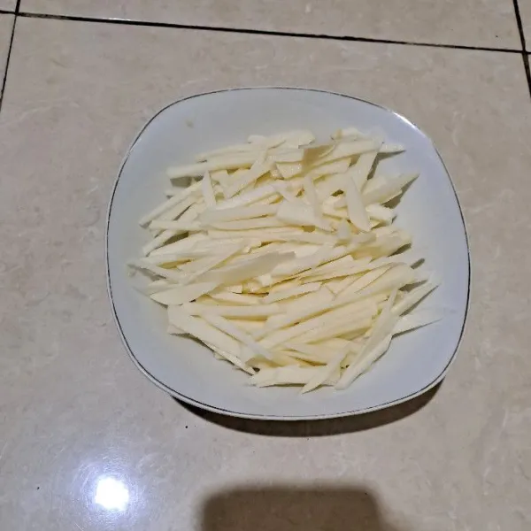 Lalu taruh bengkoang yang sudah dibersihkan dan dipotong memanjang.