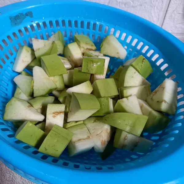 Potong-potong, cuci, dan tiriskan terong ijo.
