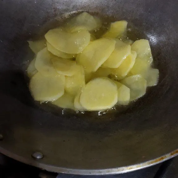 Goreng kentang.