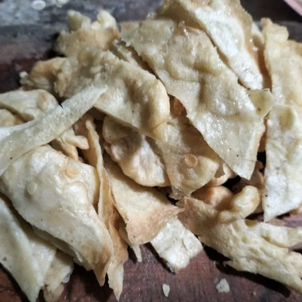 Potong juga bakwan yang telah digoreng tadi menjadi ukuran yang lebih kecil.