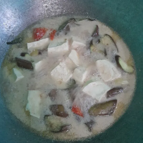 Masak sampai kuah mengental dan kentang empuk.