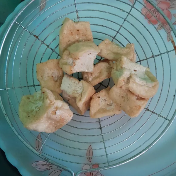 Goreng tahu sampai kecoklatan.