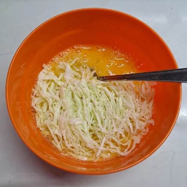 Masukkan irisan kubis. Aduk rata.