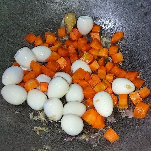 Masukkan telur puyuh dan wortel, aduk perlahan.