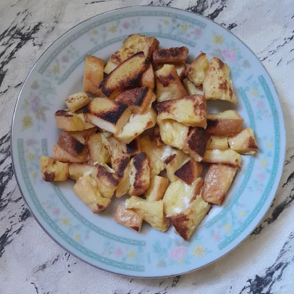 Tata roti di atas piring saji.