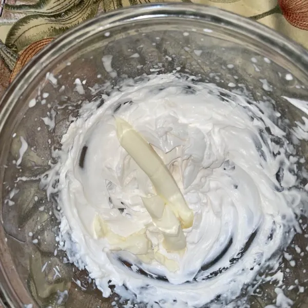 Mixer whipping cream hingga mengembang, tambahkan cream cheese. Masukkan ke dalam plastik segitiga dan simpan dalam freezer