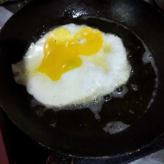 Goreng telur sampai matang.
