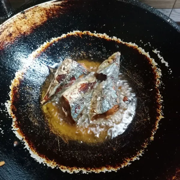 Goreng ikan layang sampai matang.