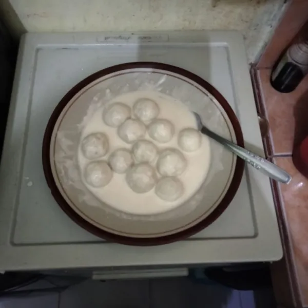 Bahan pencelup: campur tepung terigu dan air,lalu aduk hingga tercampur rata, kemudian masukkan bola-bola cilok tadi, balut hingga merata.