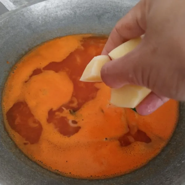 Masukkan kentang, bada, dan buncis. Aduk rata.