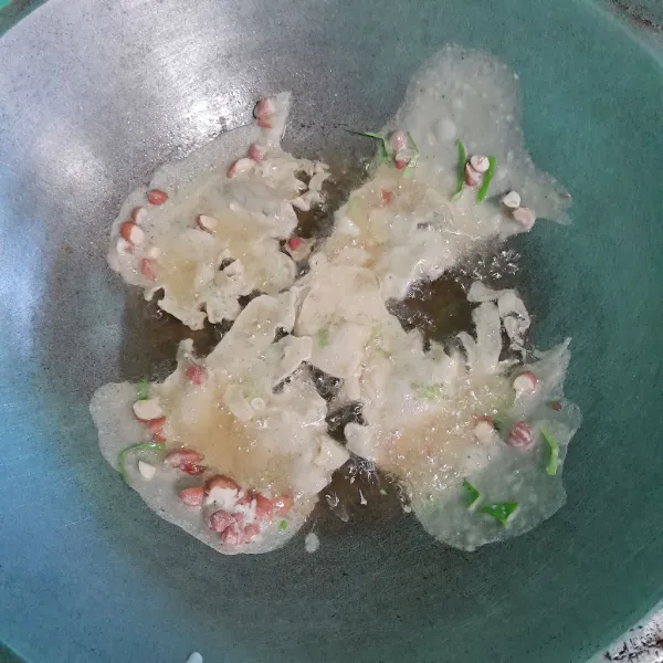 Goreng di minyak panas sampai matang kecoklatan.