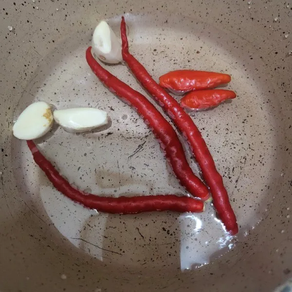 Rebus bawang putih, cabai merah keriting, dan cabai rawit merah