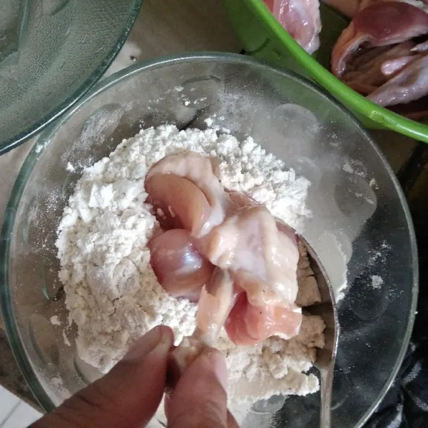 Celupkan ayam kedalam adonan tepung terigu lalu celupkan ke air es, celup kembali ke tepung.