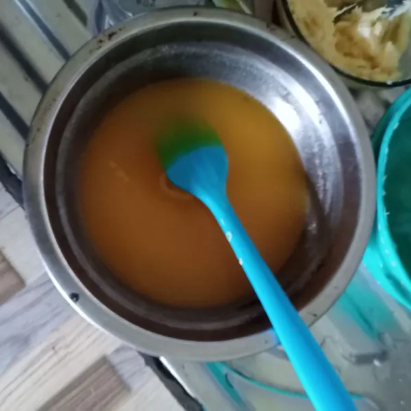 Lelehkan margarin.