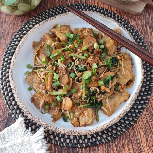 Sajikan dengan taburan irisan daun bawang bagian hijau, bawang goreng dan kerupuk pangsit.