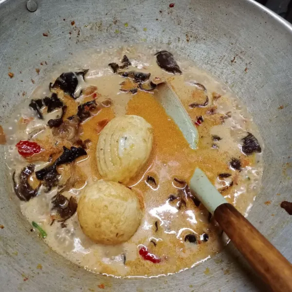 Kemudian masukkan telur. Masak sampai kuah menyusut dan bumbu meresap. Cek rasa. Angkat dan siap dihidangkan.