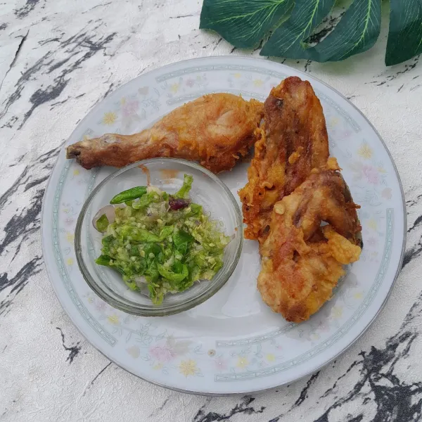 Ayam siap disajikan bersama sambal.