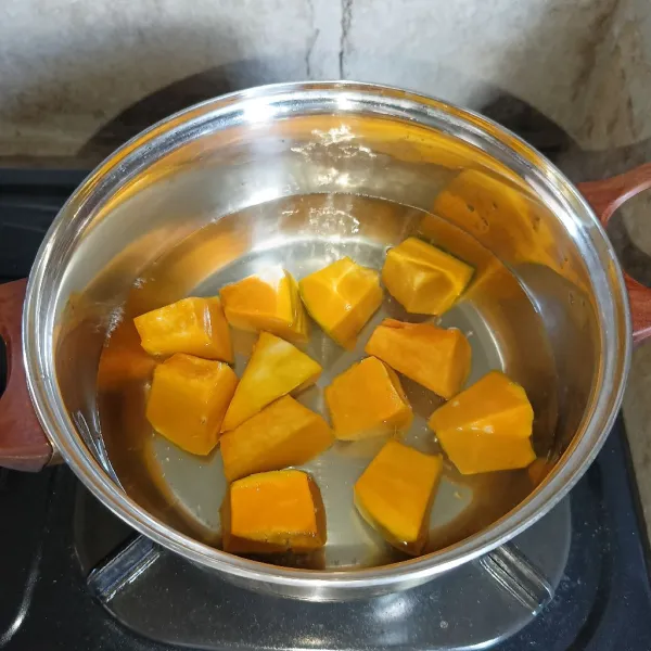 Rebus labu kuning dan air.