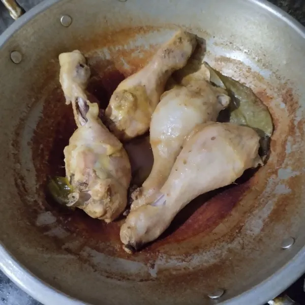 Ungkep hingga ayam empuk dan bumbu meresap.