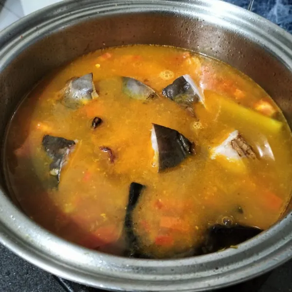 Setelah mendidih, masukkan ikan.