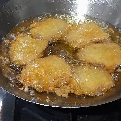 Lanjut goreng hingga matang (goreng dengan api kecil).