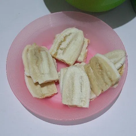 Potong pisang jadi 2, kemudian pipihkan (saya pakai talenan).