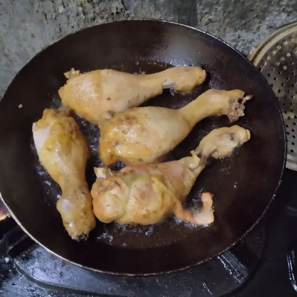 Goreng dalam minyak panas hingga setengah matang.