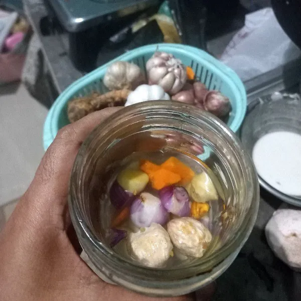 Haluskan bumbu-bumbu yang sudah di siapkan.