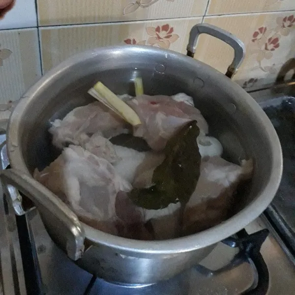 Cuci ayam lalu rebus bersama bumbu ungkep hingga matang dan empuk.