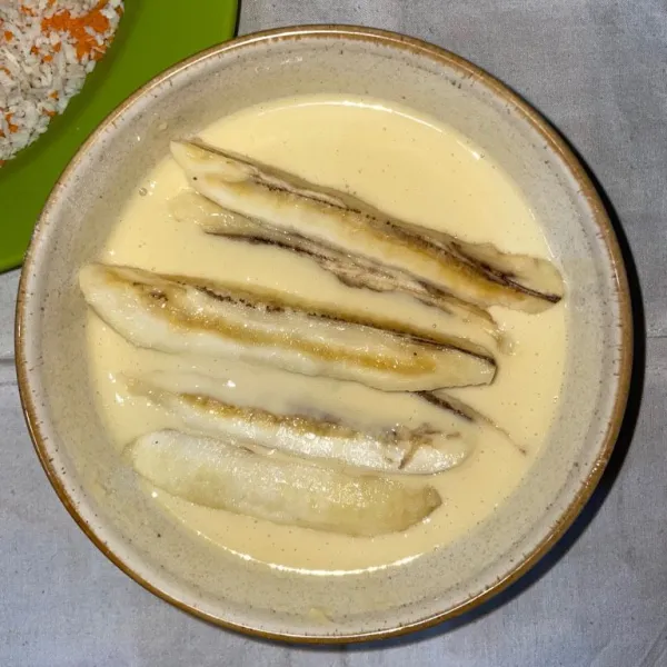 Celupkan pisang yang sudah dipotong kedalam adonan.