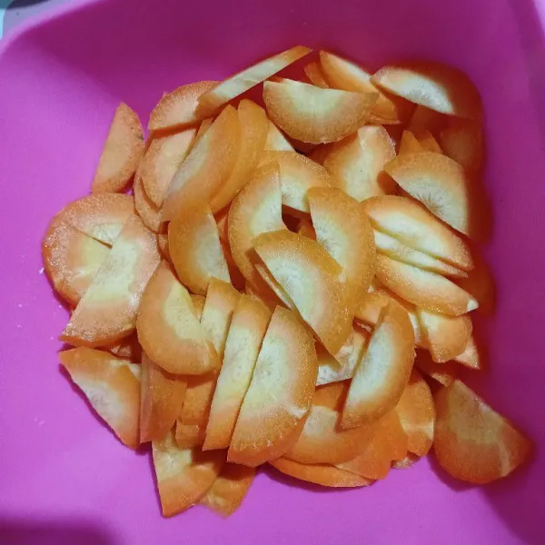 Siapkan bahan, iris serong wortel, potong-potong sawi putih dan hijau. Sisihkan.