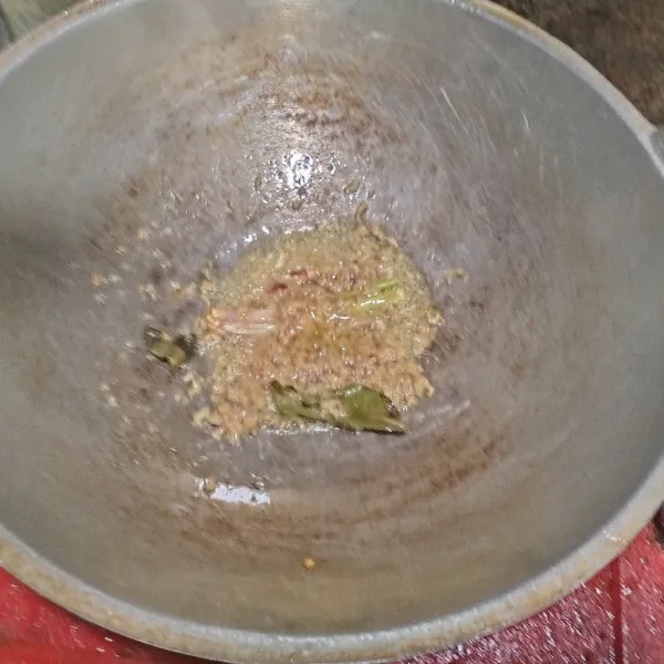 Tumis bumbu halus bersama daun salam dan serai yang digeprek sampai harum.