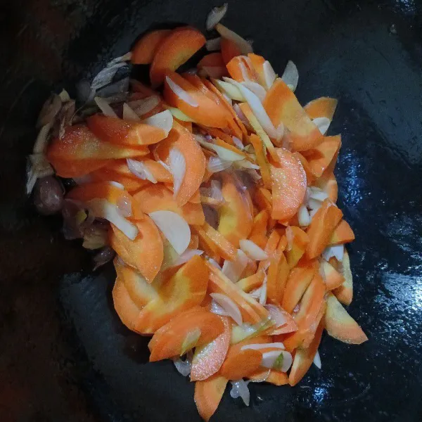 Panaskan minyak, tumis bawang-bawang hingga layu dan wangi. Masukkan wortel. Beri air. Masak hingga cukup empuk. Beri garam, lada bubuk, kaldu jamur dan gula.