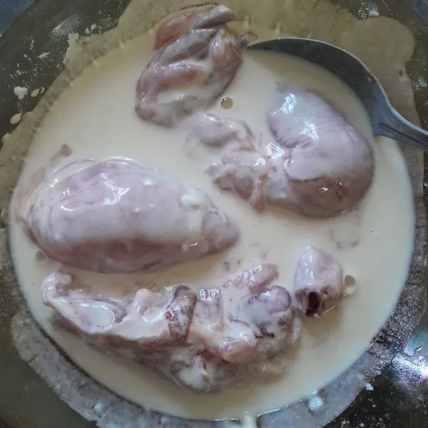 Tambahkan air lalu masukan ayam dan diamkan selama 30 menit.