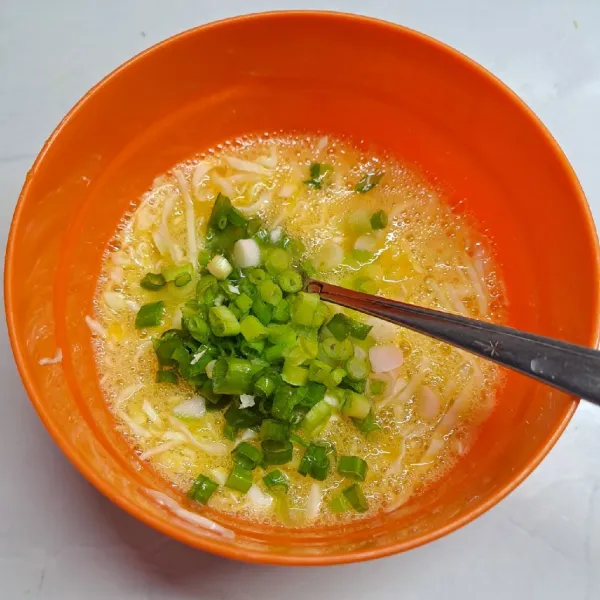 Masukkan daun bawang. Aduk rata.
