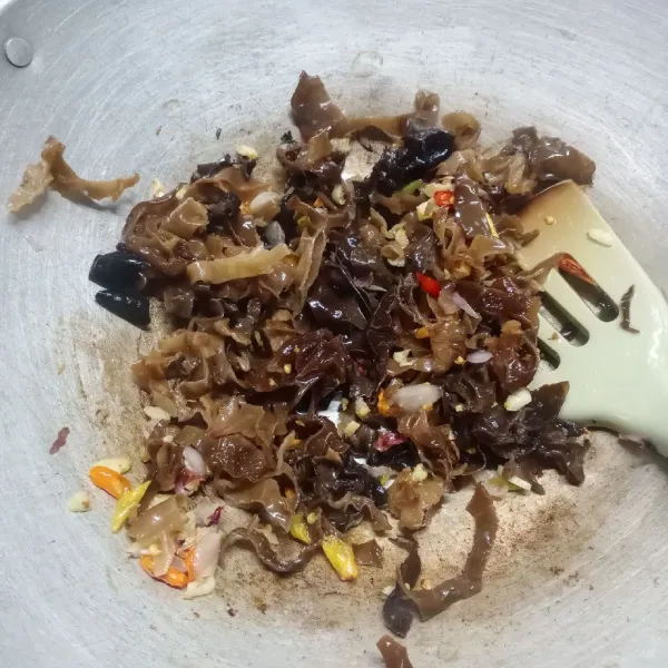 Masukkan jamur kuping, aduk rata.