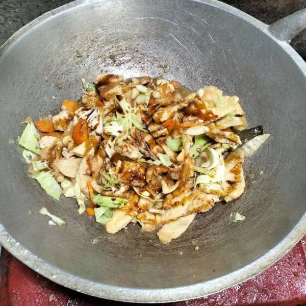 Setelah ayam dan sayur mulai matang. Tambahkan potongan bakwan dan kecap, aduk rata hingga matang seluruhnya.