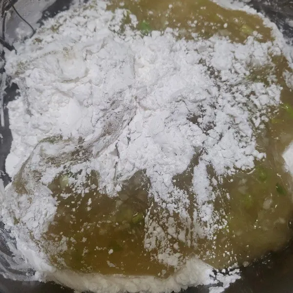 Tuang adonan ke dalam tepung tapioka kering