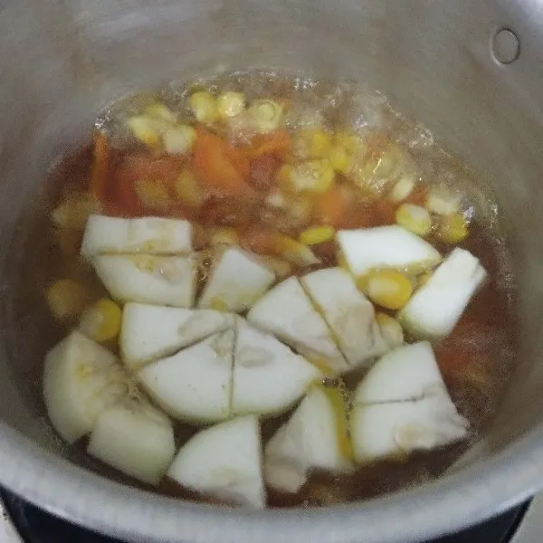 Kemudian, masukkan bumbu iris dan blonceng.